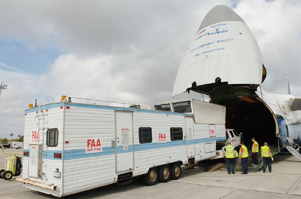 Un An-124 ruso cargando material para asistir a las víctimas del terremoto de Haití.