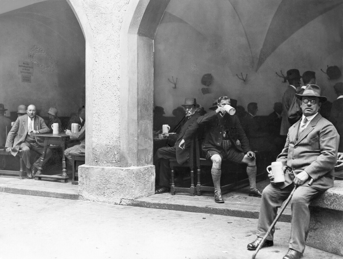 Sunday morning, 10 a.m. at the Hofbrauhaus, published by 'Die Dame,' 1928-1929