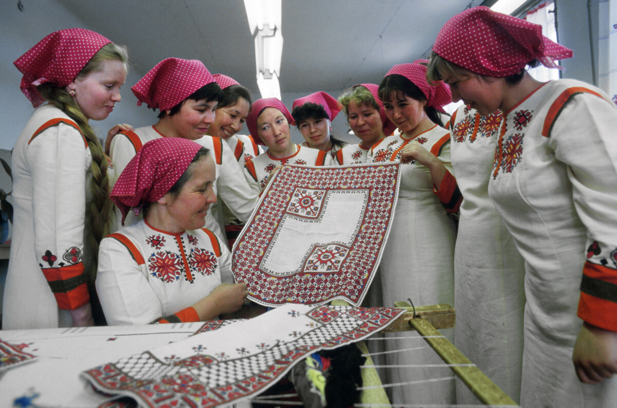 This towel was made in 1982 as a souvenir on a famous Chuvash manufactory 'Paha Tere' ('Amazing embroidery' in Chuvash).