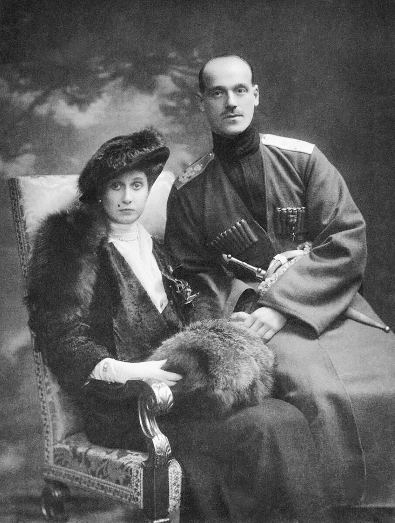 「野生師団」の司令官としてのミハイル・ロマノフと妻のナタリヤ