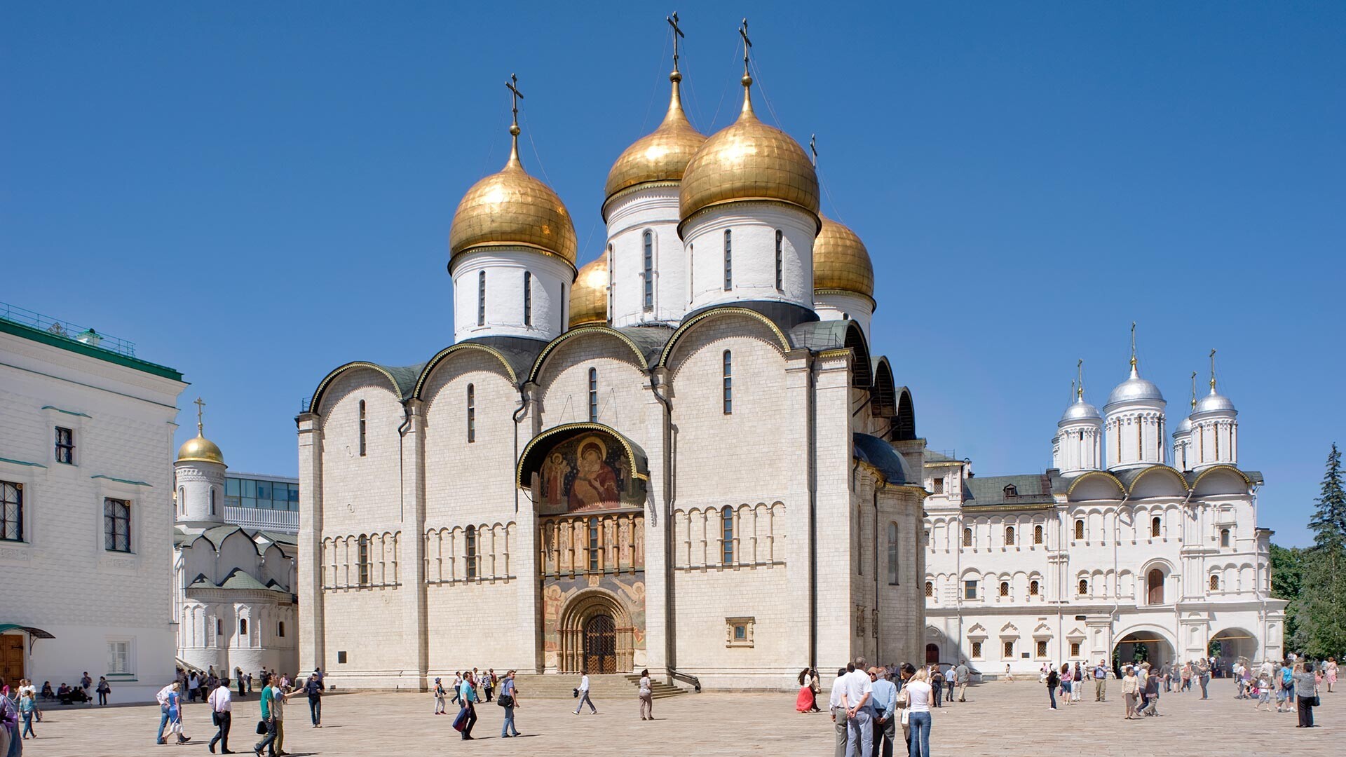 Kremlin, Lapangan Katedral, pemandangan tenggara. Dari kiri: Kamar Segi, Gereja Deposisi Jubah, Katedral Asumsi, Kamar Patriarkat & Gereja Dua Belas Rasul. 17 Juni 2012