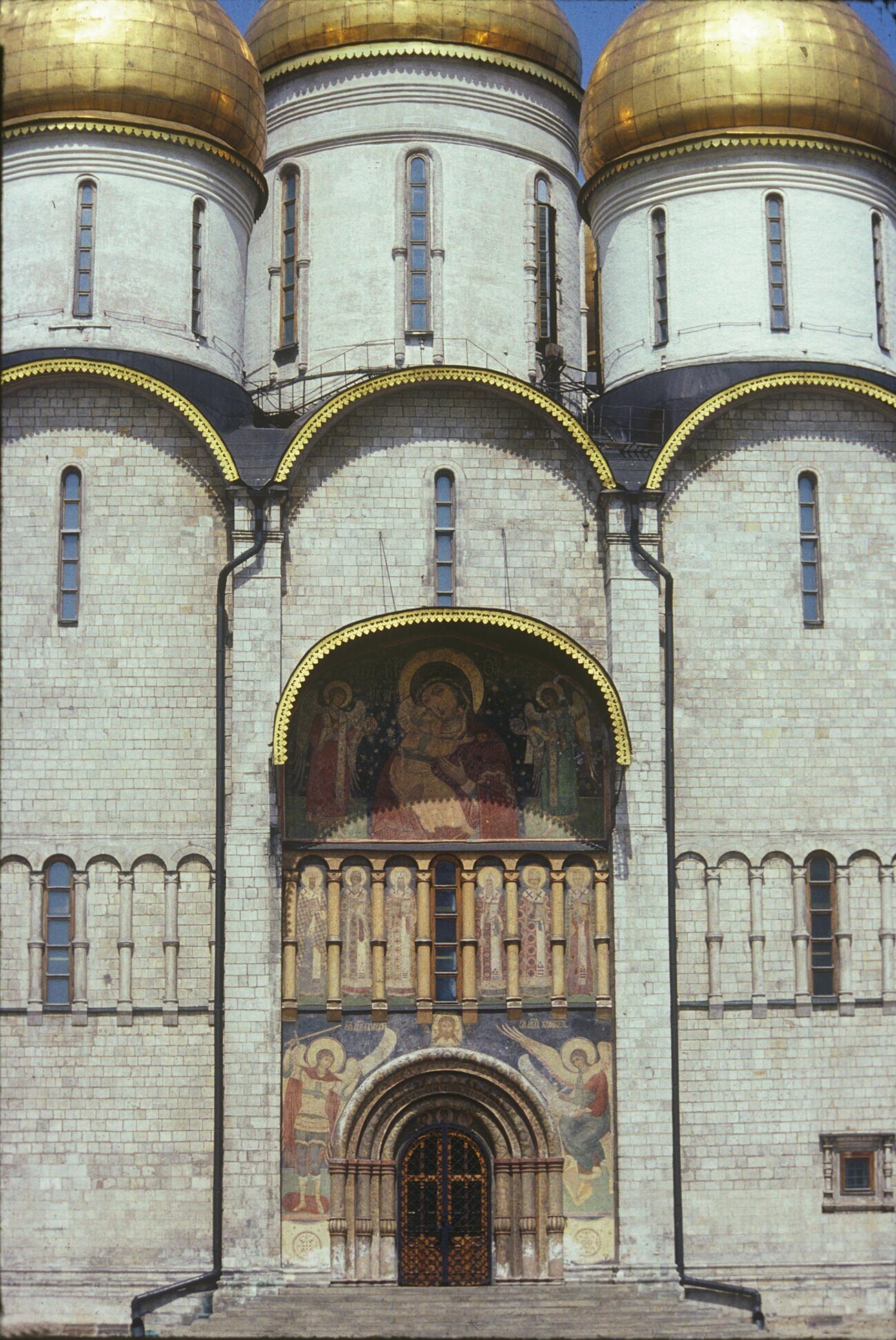 Katedral Asumsi. Fasad selatan, portal. 1 Juni 1992