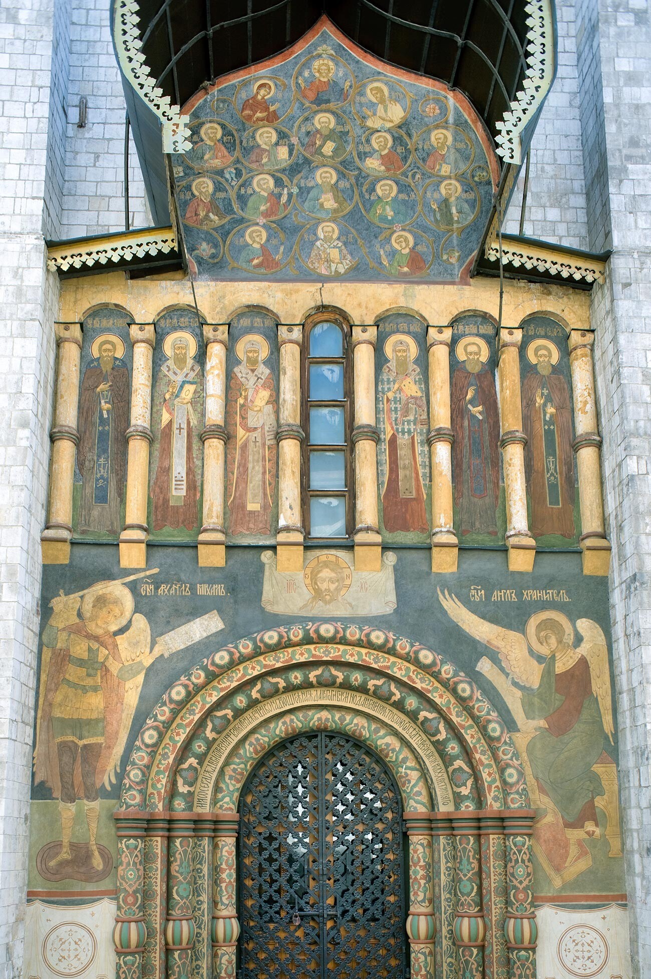 Katedral Asumsi. Fasad utara, portal dengan arkade buta & gambar Bapa Gereja. 17 Juni 2012