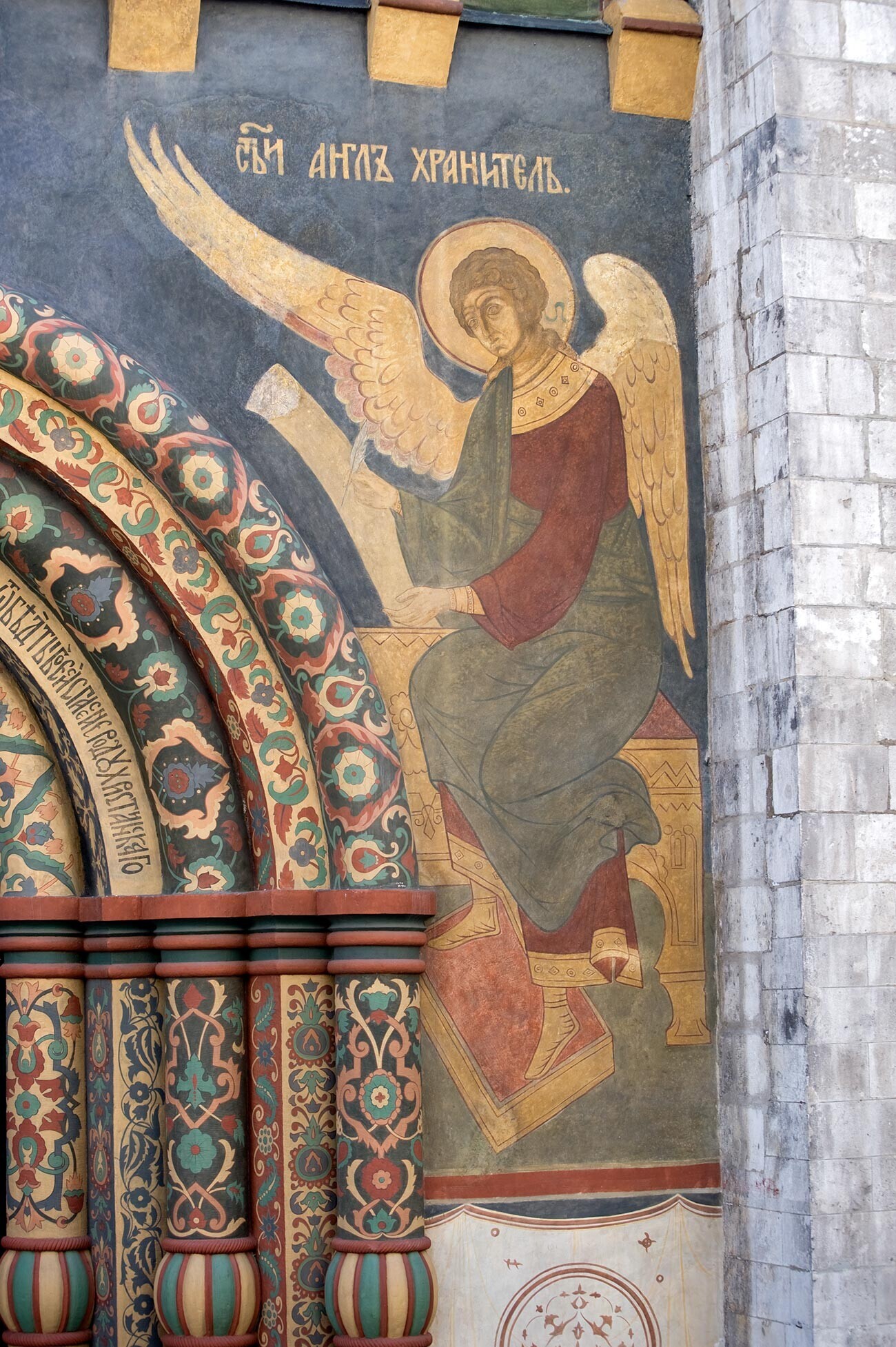 Katedral Asumsi. Fasad utara, portal, sisi kanan. Lukisan dinding malaikat pelindung. 17 Juni 2012