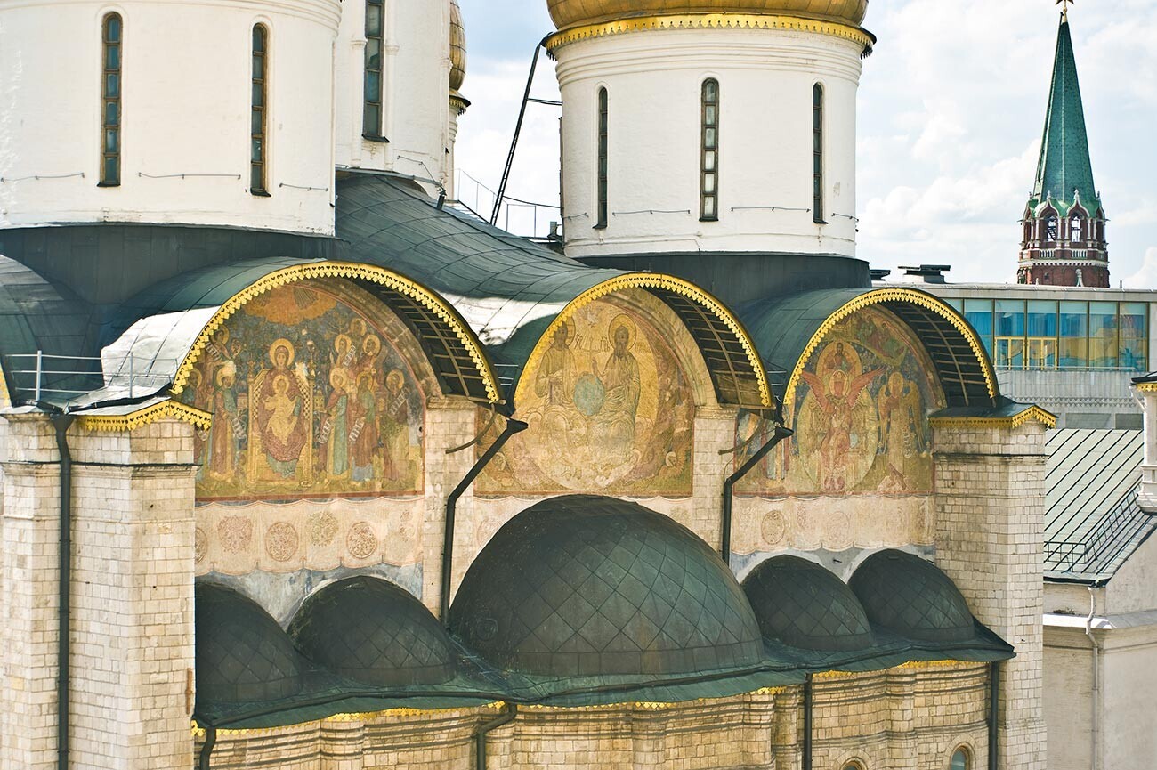 Katedral Asumsi. Fasad timur, lukisan dinding di atas apse (pemandangan dari Menara Lonceng Ivan Agung). 17 Juli 2009