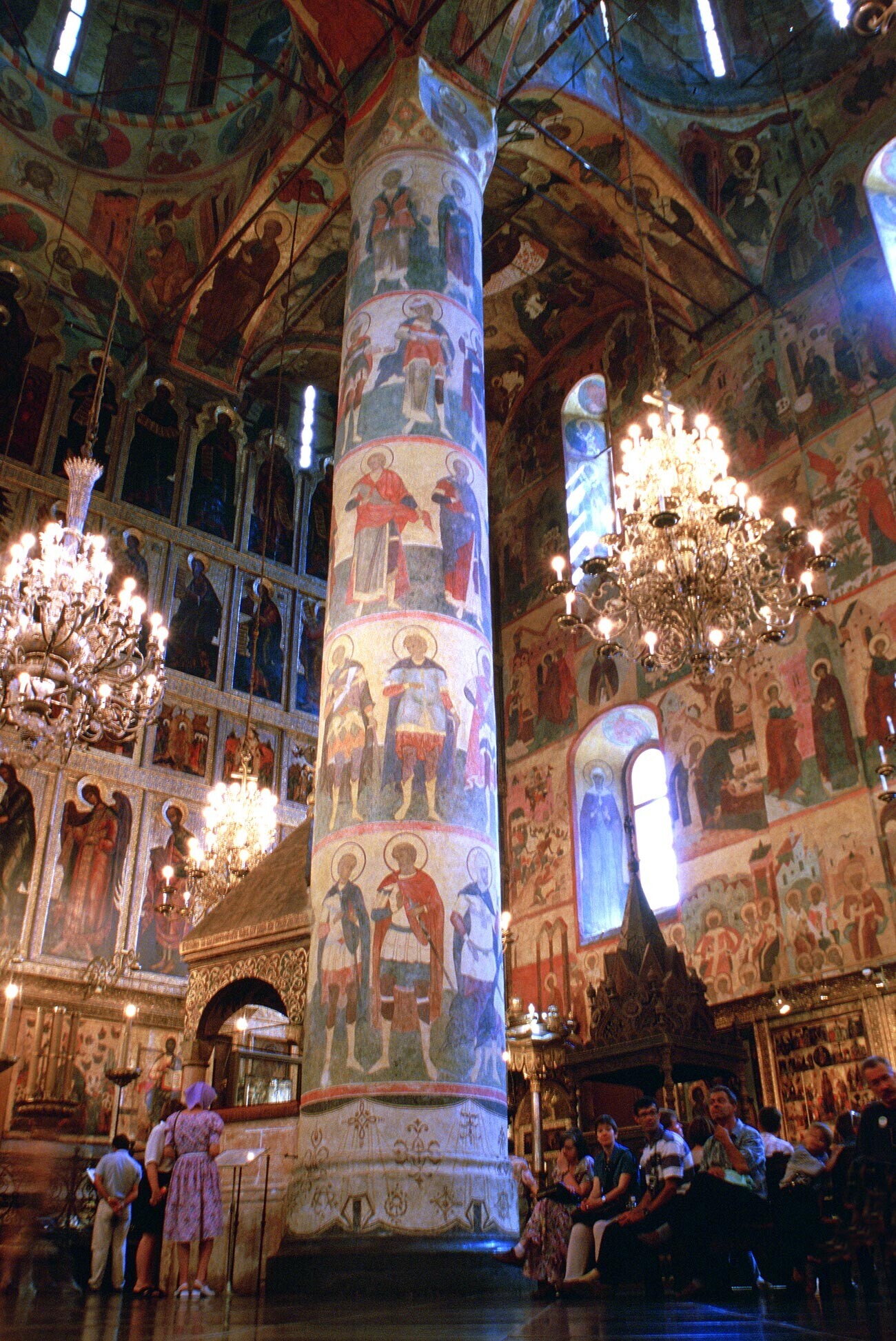Katedral Asumsi, interior. Lihat tenggara menuju layar ikon & dinding selatan. 11 Juli 1999