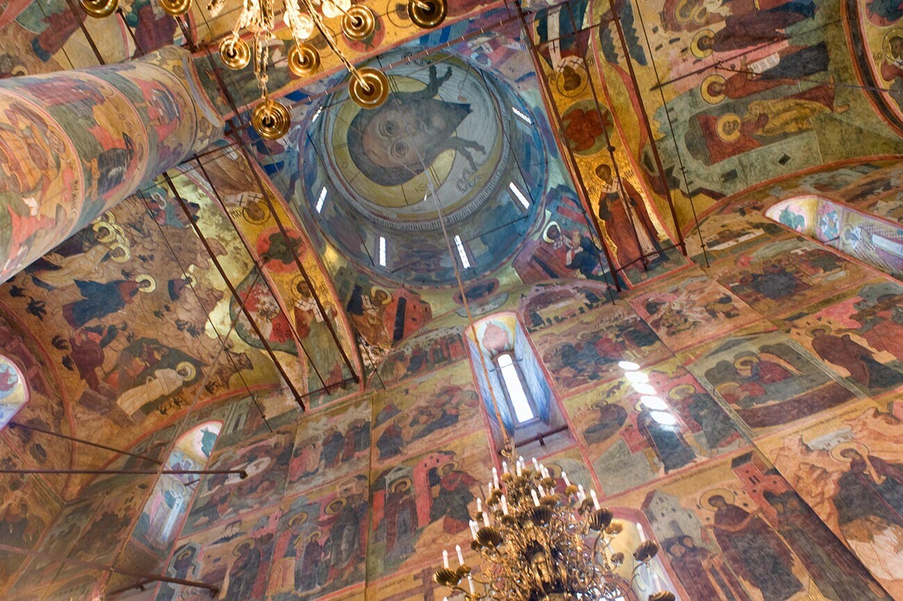 Interior Katedral Asumsi. Tembok utara & kubah barat laut dengan Gambar Ajaib Juruselamat. 17 Juni 2012