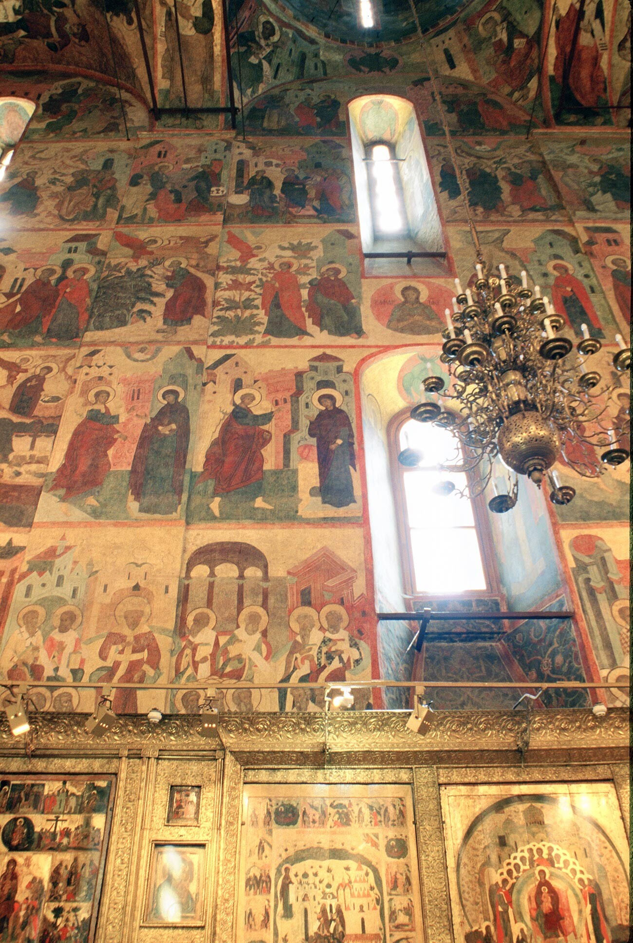 Katedral Asumsi, interior. Tembok utara dengan lukisan Kabar Sukacita (tengah). 11 Juli 1999