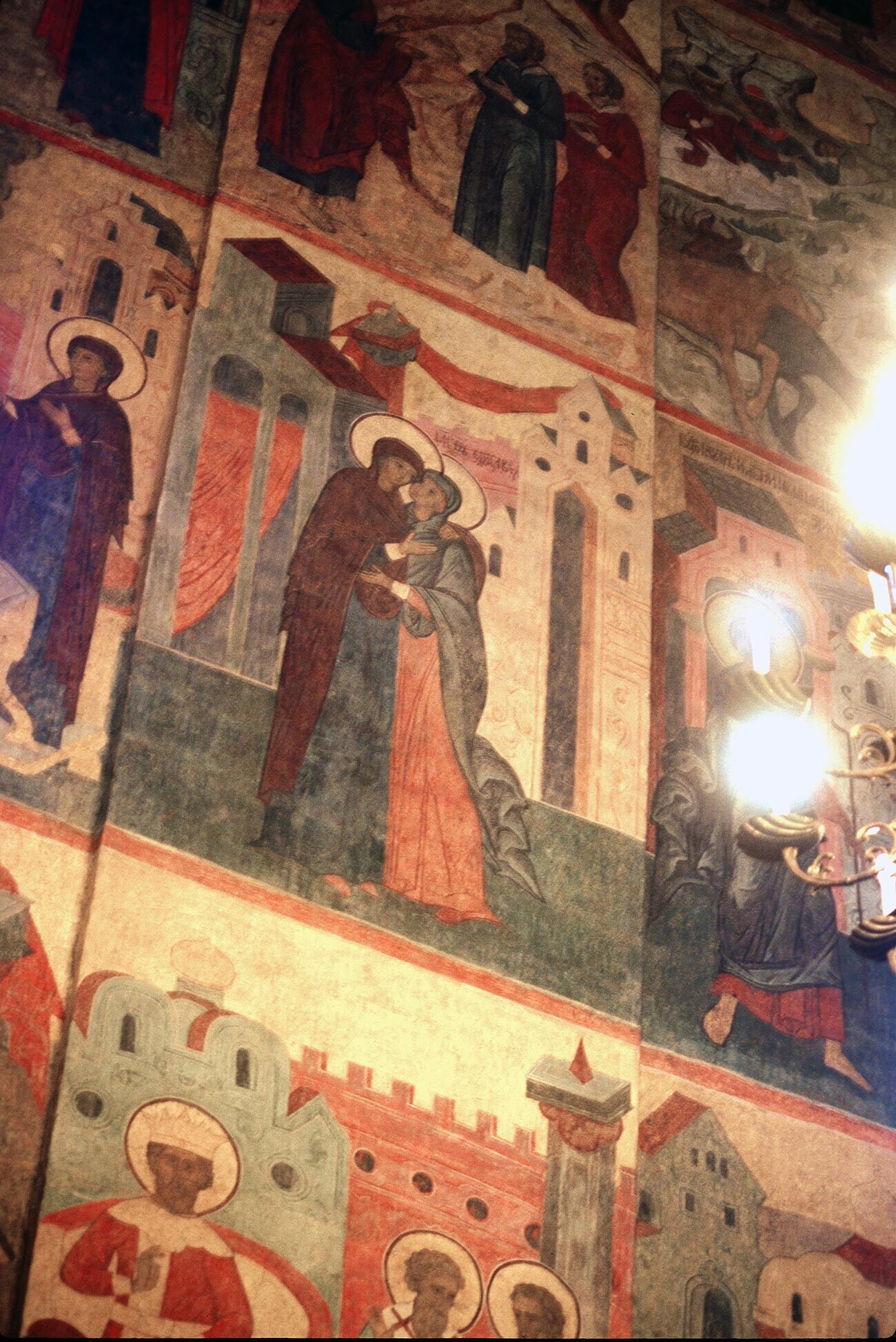 Interior Katedral Asumsi. Tembok selatan dengan fresko Visitasi (Perawan Maria & St. Elizabeth, ibu dari Yohanes Pembaptis). 11 Juli 1999