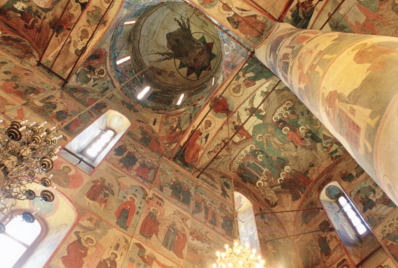 Interior Katedral Asumsi. Tembok selatan & cungkup barat daya dengan lukisan dinding Lord God Sabaoth. 11 Juli 1999