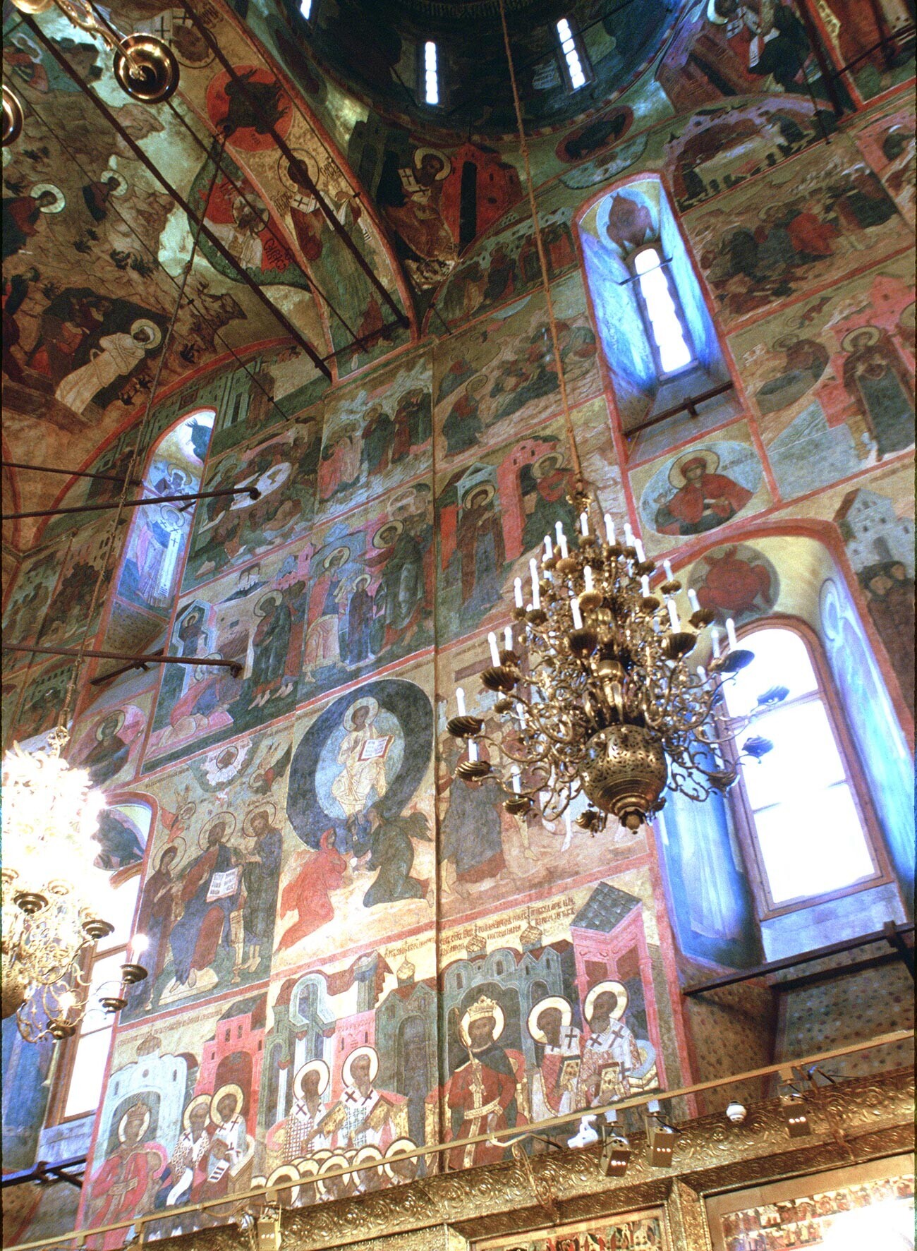Interior Katedral Asumsi. Tembok utara dengan lukisan dinding Dewan Ekumenis (baris bawah), pemujaan Kristus & pemandangan dari kehidupan Perawan Maria (baris atas). 11 Juli 1999