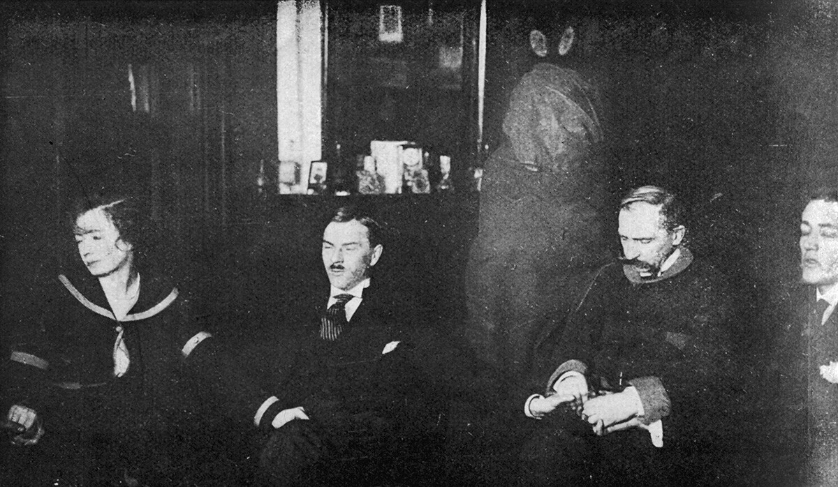 Foto con una misteriosa figura envuelta en un sudario blanco al fondo, Varsovia, 1919