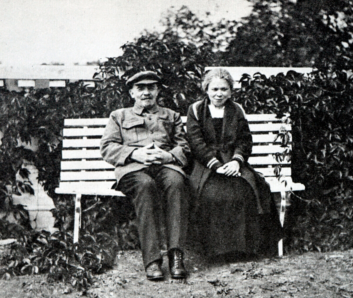 Lênin e Krupskaia em seu jardim na propriedade de Górki, região de Moscou
