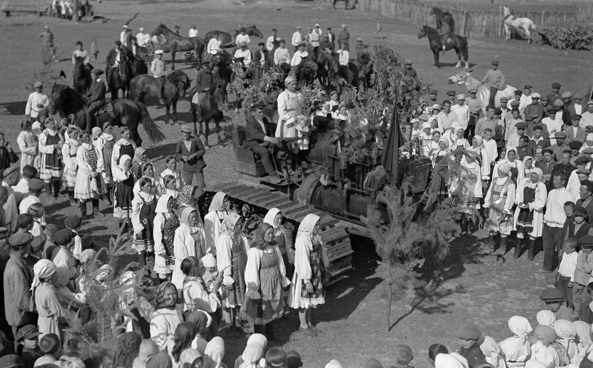 Casamento de tratorista em uma aldeia da Tchuváchia, 1937.