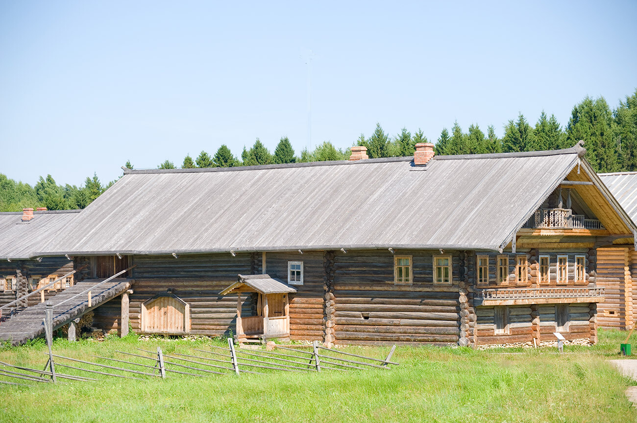 Semyonkovo. V. V. Khrapov house. Originally built at end of 19th century in village of Bor Kosmarevskogo (Nyuksenitsa District). Left: ramp to hayloft. July 23, 2011