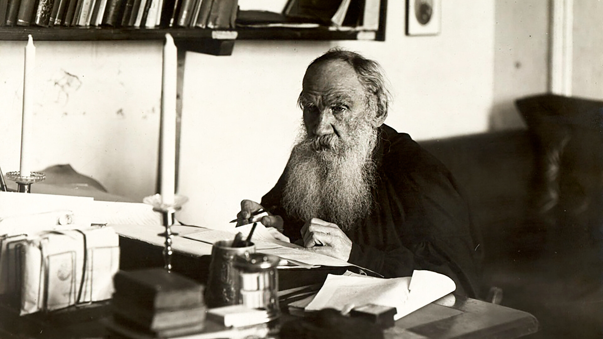 Лев Толстой в кабинете в Ясной Поляне, 1909
