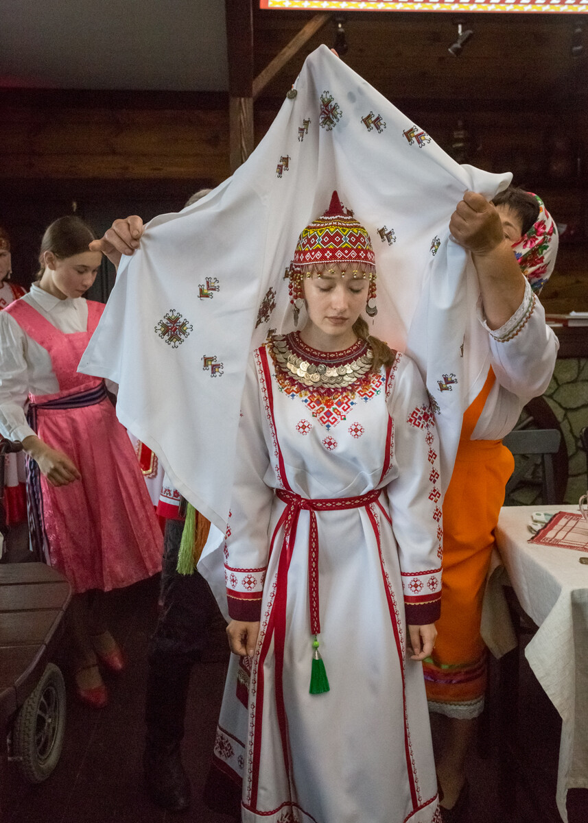  Театрализованное представление «Чувашская свадьба» на территории этнографического комплекса «Чуваш Керем» в деревне Малый Сундырь