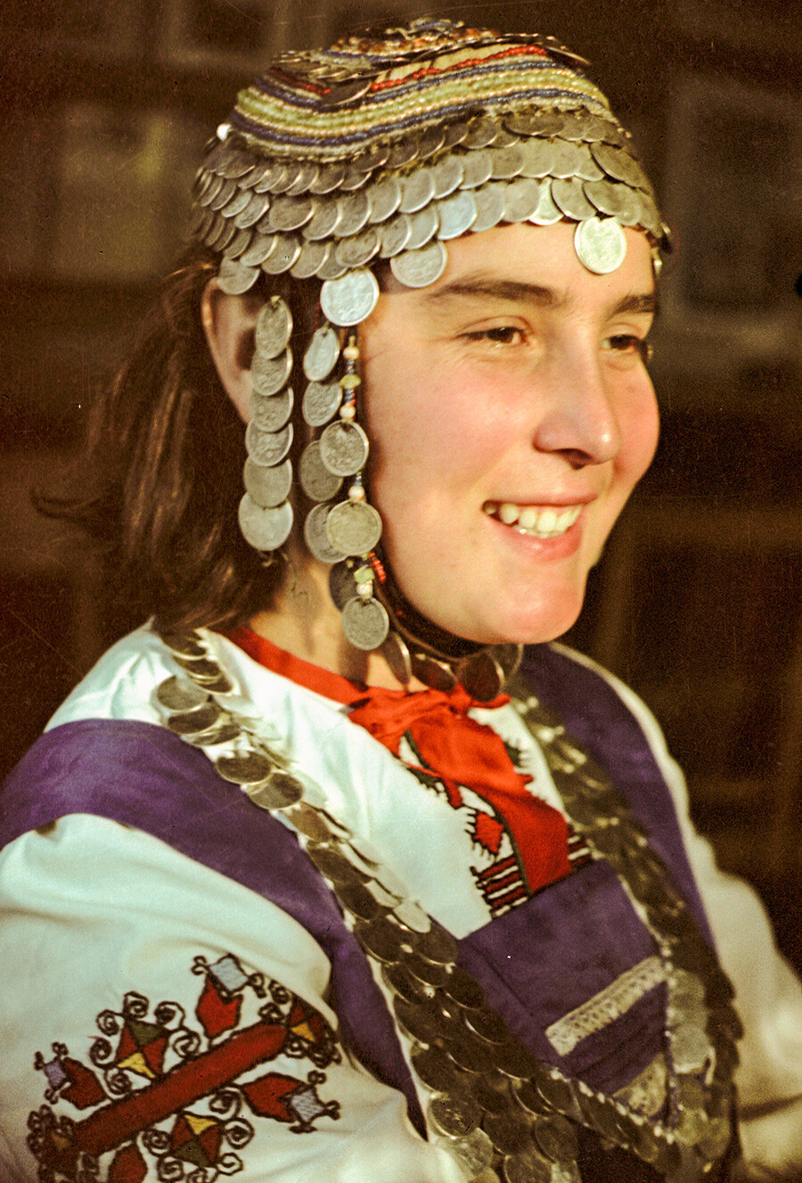Seorang gadis dari Cheboksary dengan busana tradisional.