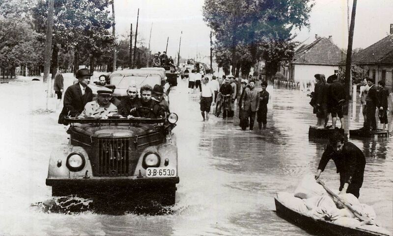 Nicolae Ceauşescu em um GAZ-69A dirige pelas ruas de Satu Mare, durante enchentes, em maio de 1970
