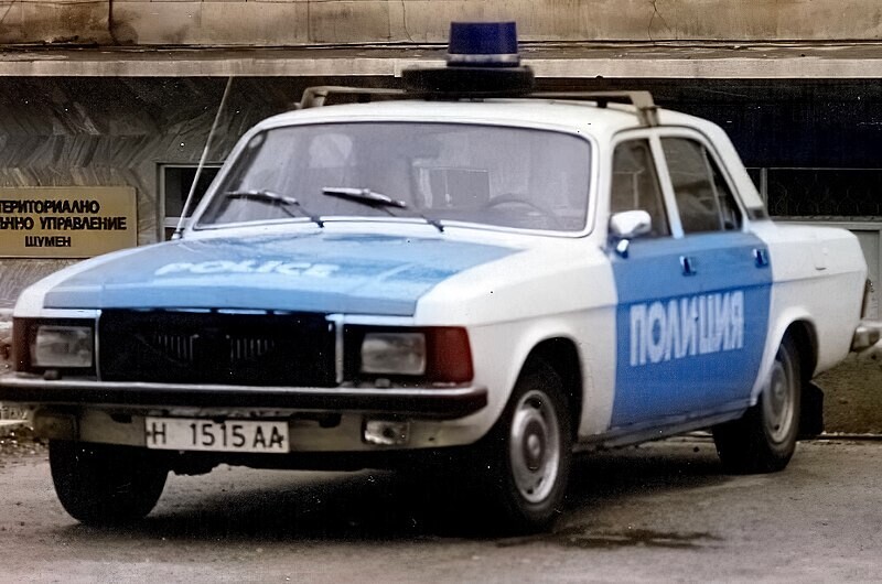 GAZ-3102 usado na Bulgária como carro de polícia, 1993
