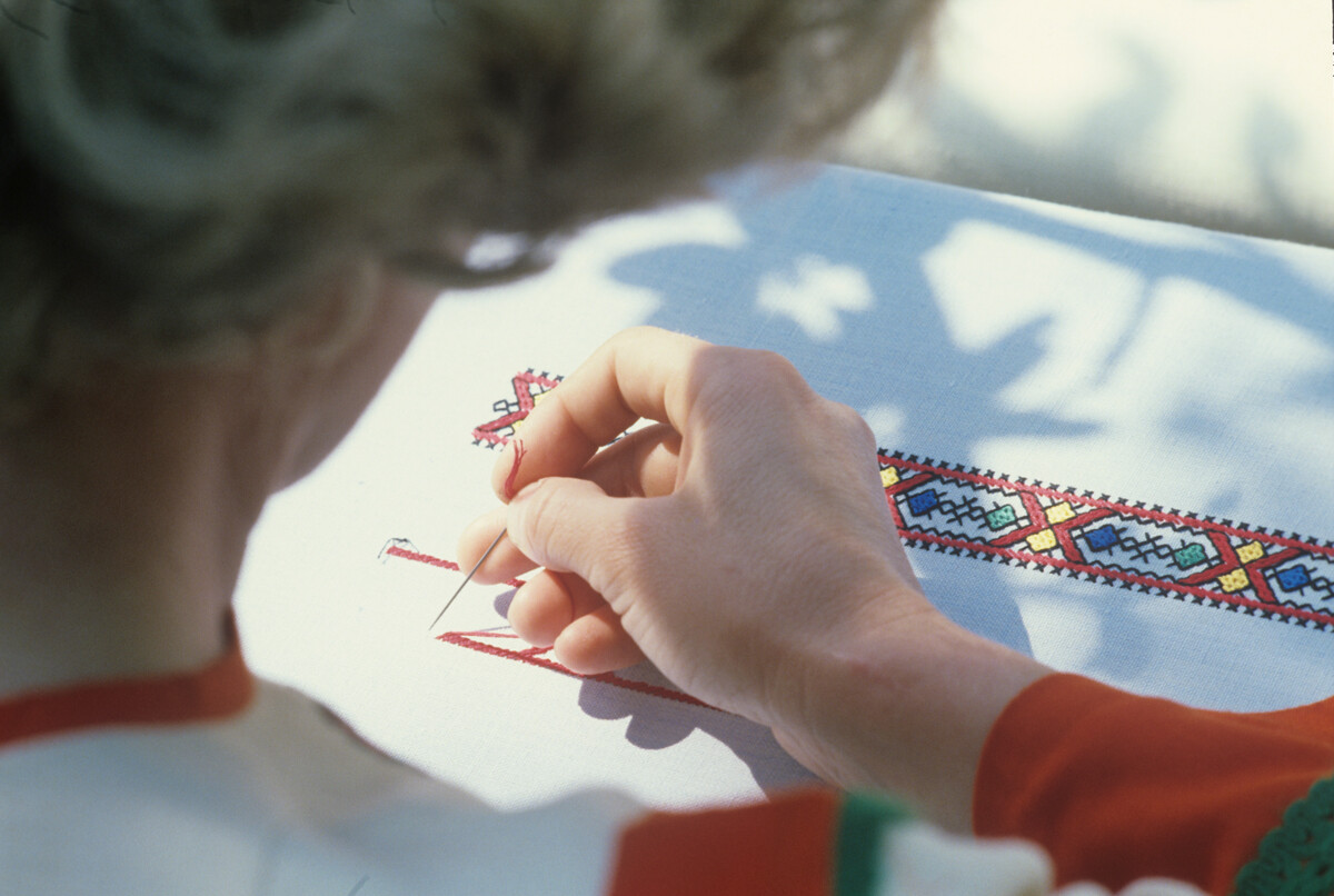 Donna impegnata nel ricamo in un villaggio ciuvascio, 1979