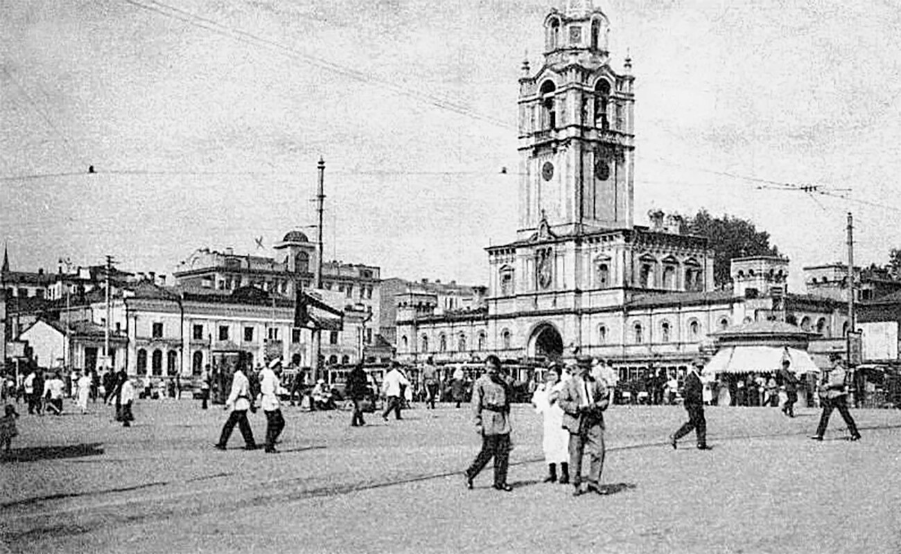 Biara Strastnoy di Lapangan Pushkinskaya, sebagaimana yang dilihat Deng Xiaoping pada tahun 1926, ketika dia mendaftar ke Universitas Komunis Pekerja Timur, tempat dia belajar selama tujuh hari sebelum ke Universitas Sun Yat-sen Moskow.