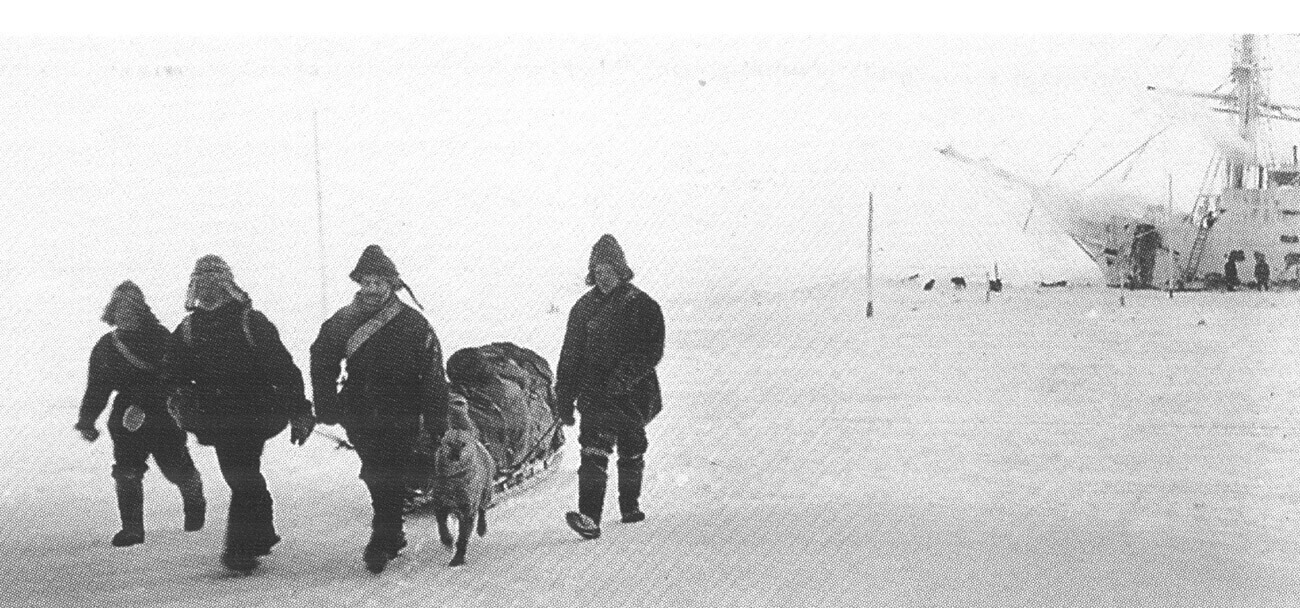 Поручник А.В. Колчак (трет одлева) со придружба заминува на острвот Белковски за време на втората експедиција на бродот „Зарја“.
