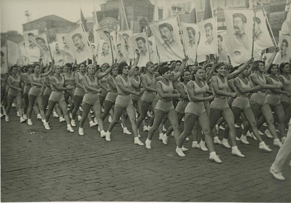 Parada esportiva na Praça Vermelha nos anos 1930.