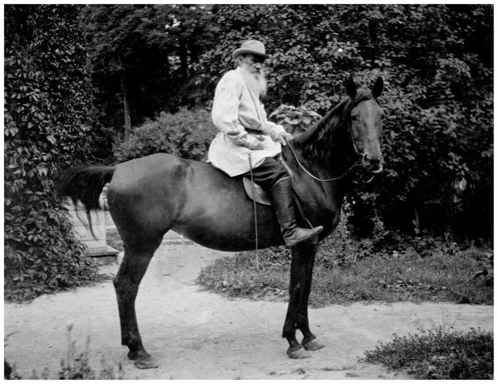 Tolstói em seu cavalo favorito, Zorka, em 1903.
