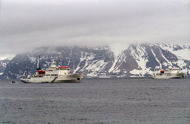 El ‘Profesor Molchanov’, sede de la Universidad Flotante del Ártico, en una imagen de archivo, frente a las costas de Spitsbergen