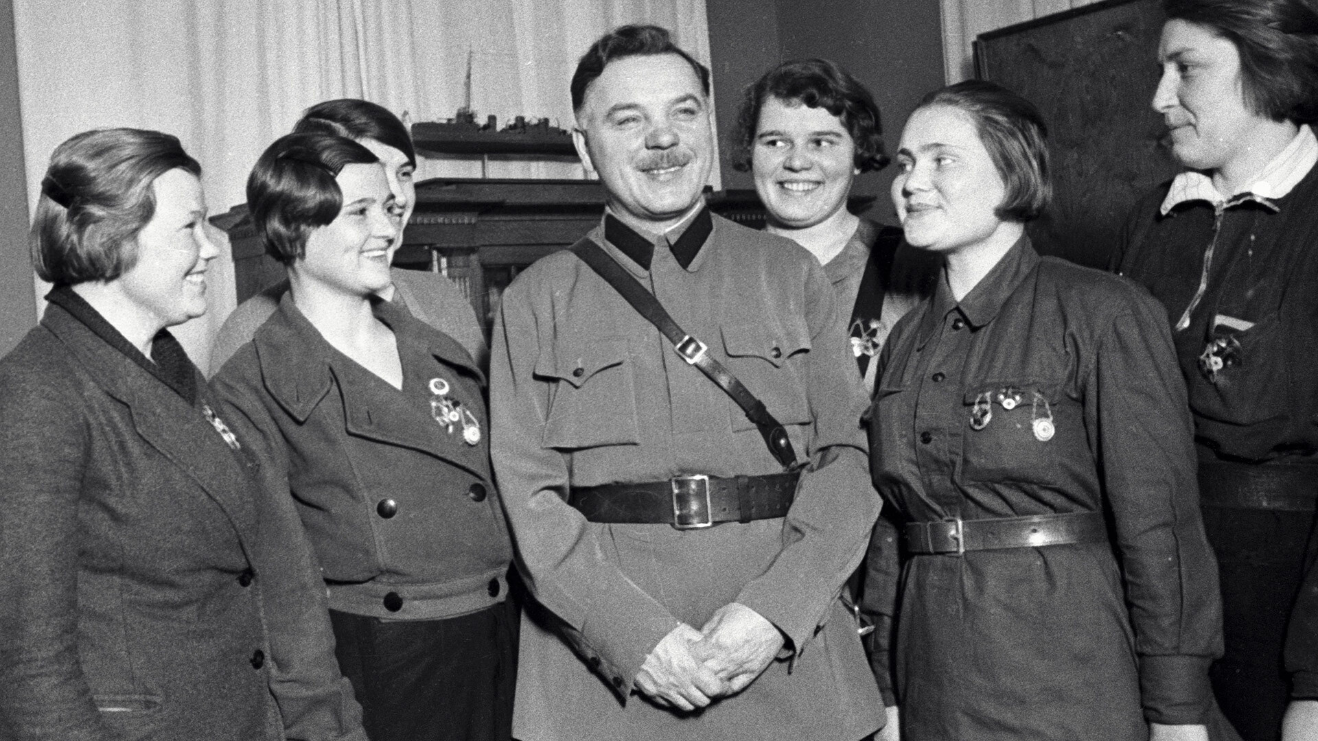 Kliment Voroshílov se reúne con mujeres miembros del Komsomol condecoradas con la insignia de honor 