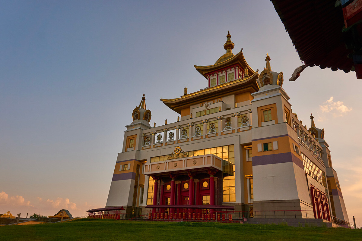 Златно светилиште Буде Шакјамунија, највећи будистички храм у Русији и Европи налази се у Елисти, главном граду Републике Калмикије.