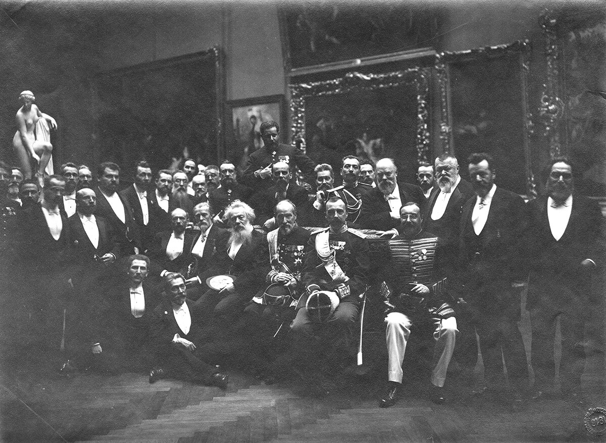 Bei der Eröffnung des Russischen Museums am 19. März 1898: Der Leiter des Museums, Großfürst Georgij Michailowitsch, in der Mitte zusammen mit Malern und Bildhauern.