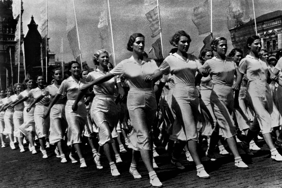 Anak-anak muda Soviet pada parade atletik di Lapangan Merah, 1932.