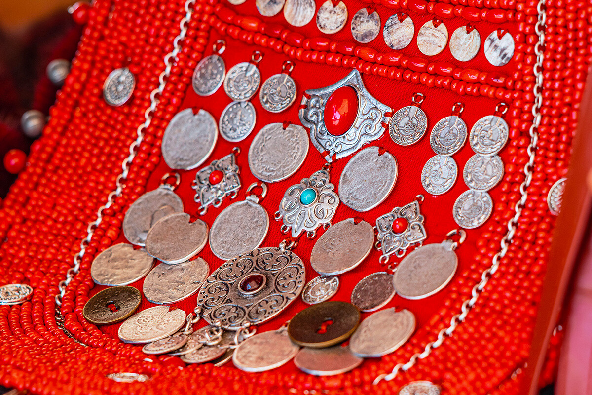 Détail d'un costume traditionnel de peuples turciques de Russie revêtu de pièces et de perles précieuses