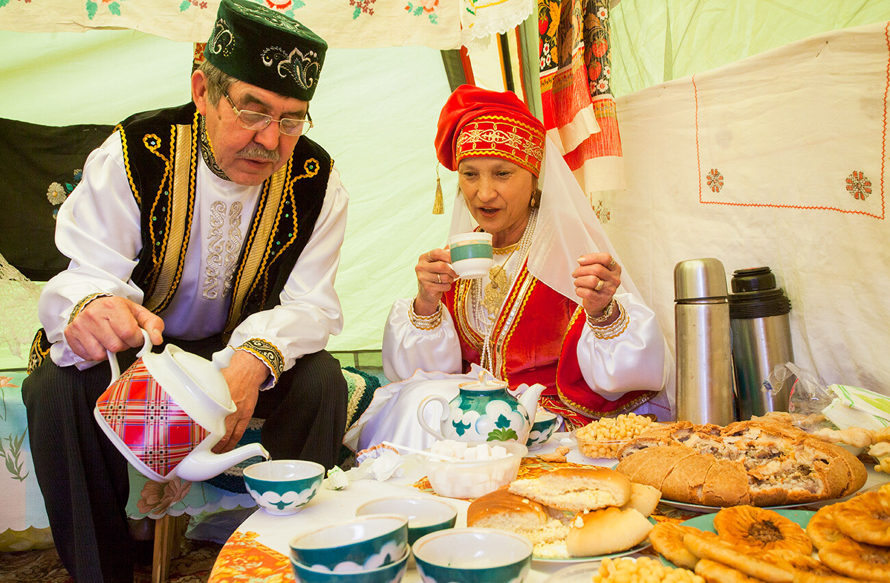 Banchetto durante la festa tatara di Sabantuj a Omsk