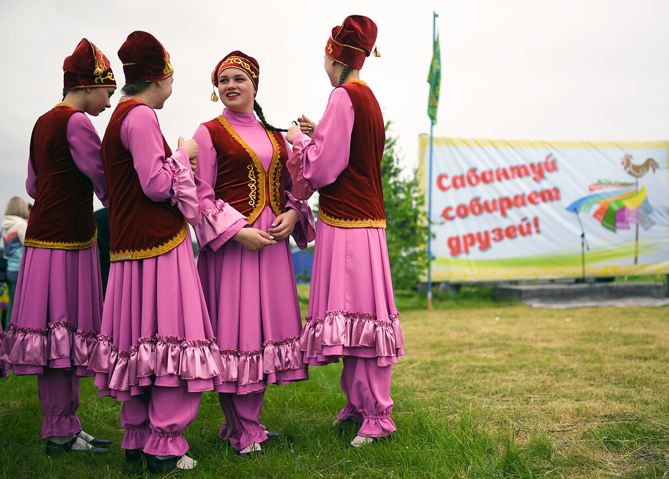 Complessi folcloristici si esibiscono durante la festa tatara di Sabantuj nei pressi del villaggio di Jurt-Ora, nella Regione di Novosibirsk

