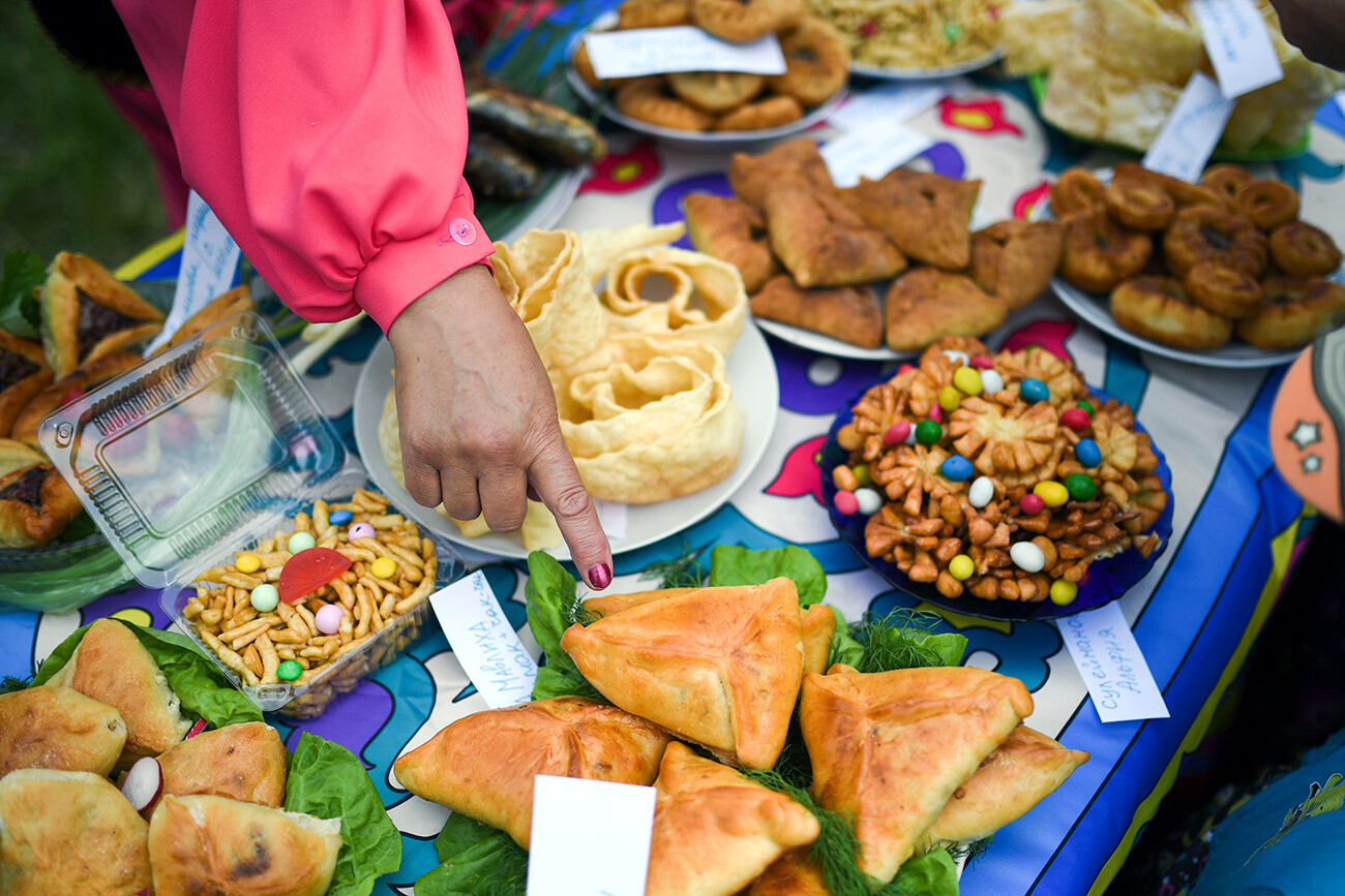 Cibi tipici della cucina tatara. Villaggio di Jurt-Ora, Regione di Novosibirsk