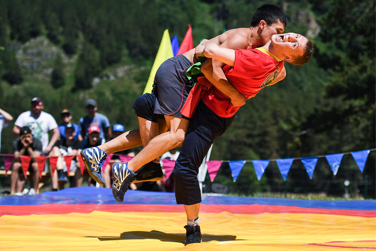 Pertandingan gulat Kuresh selama hari libur nasional Tatar, Sabantuy Altai XXV.