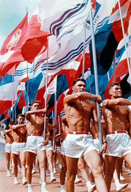 Le défilé des participants à la Spartakiade des peuples de l'URSS. Inauguration du stade Loujniki, 1956