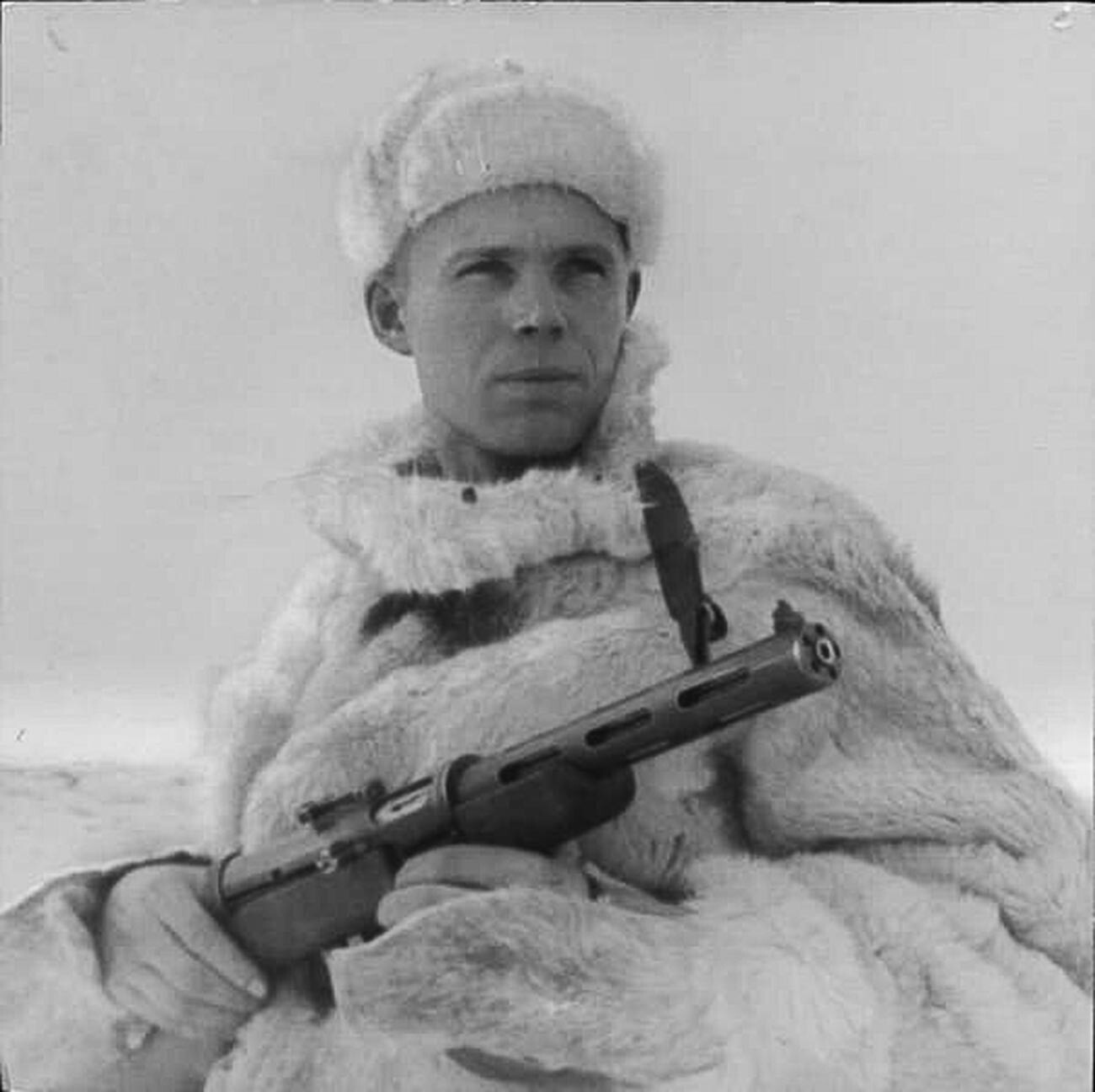 Un oficial de la inteligencia militar soviética, 1943, llevando una shuba