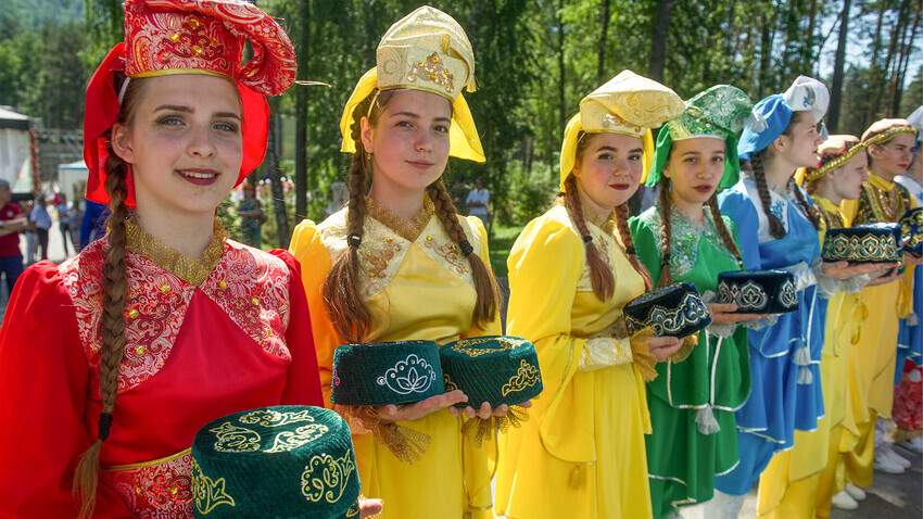 Mulheres em trajes nacionais tártaros  durante o feriado de Sabantui em Altai
