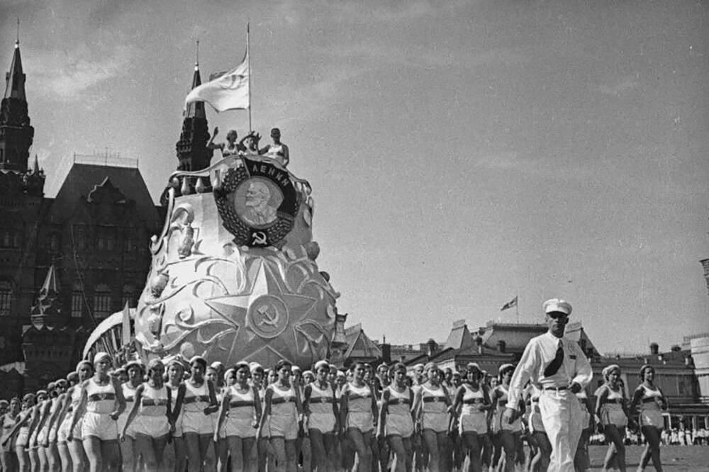 Parata di atleti sulla Piazza Rossa con tanto di carro con l’effige di Lenin, 1938