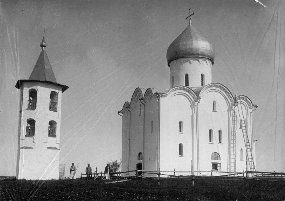 La Chiesa della Trasfigurazione del Salvatore sulla Nereditsa (qui in una foto del 1880), risalente al 1198, decorata da bellissimi affreschi, fu quasi completamente rasa al suolo dall’artiglieria tedesca nel 1941. Oggi è stata ricostruita