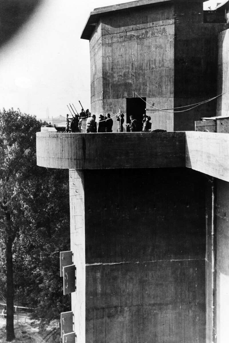 La Torre della contraerea di Berlino nel 1944. Qui Hitler aveva fatto nascondere molte opere d’arte e anche il Tesoro di Priamo