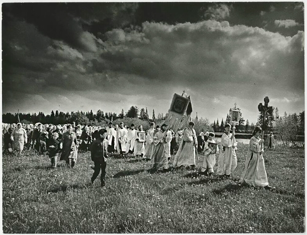 Processione sulle rive del fiume Velikaja, nella Regione di Pskov, anni Ottanta del Novecento