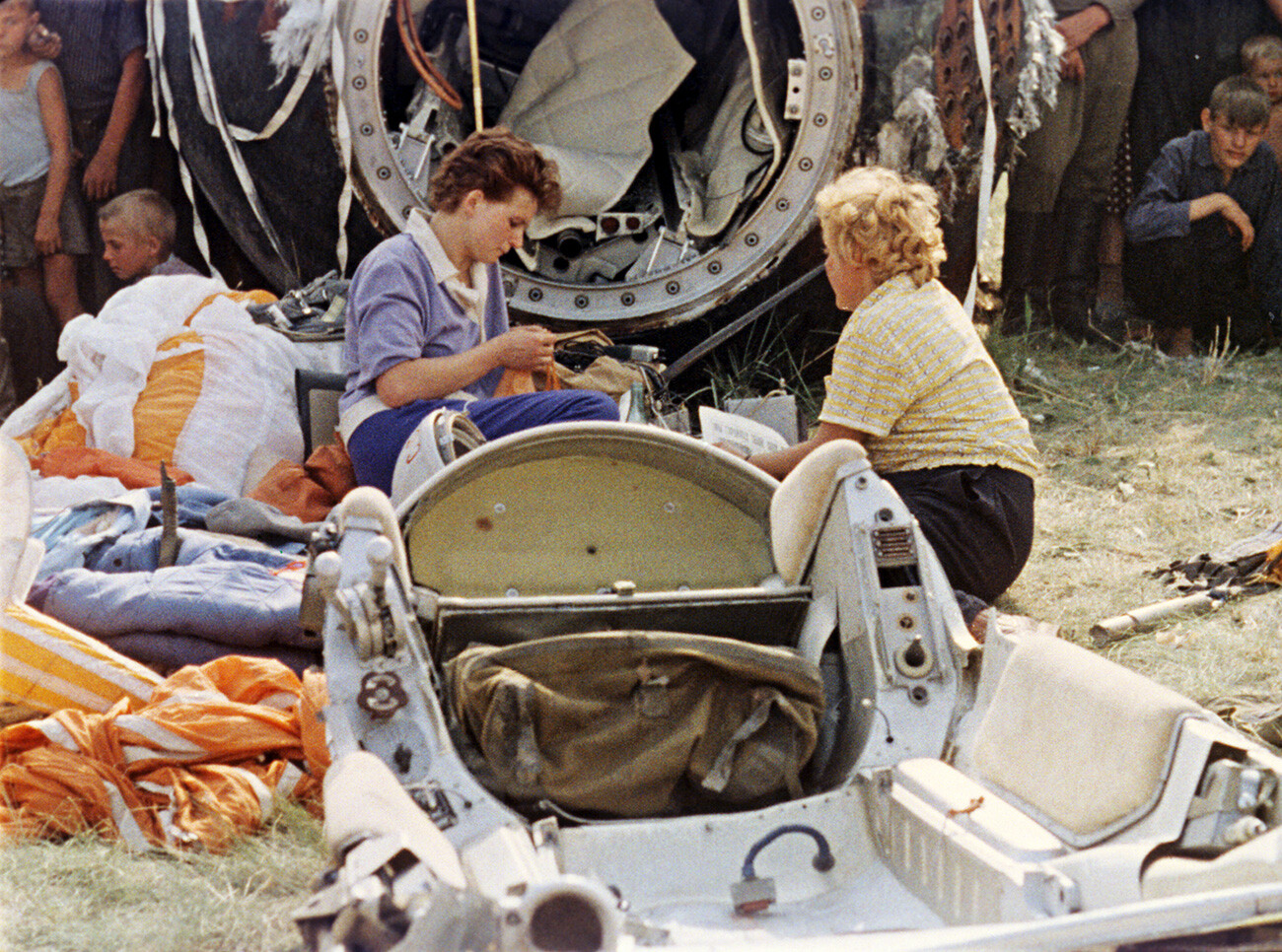 Prva ženska kozmonavtka Valentina Tereškova (v sredini) po pristanku. 
