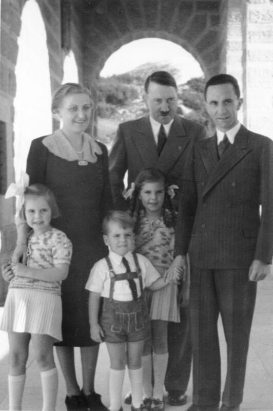Joseph Goebbels mit seiner Frau Magda und ihren Kindern Helga, Hilde und Helmut zu Besuch Adolf Hitler. 1938, Obersalzberg.