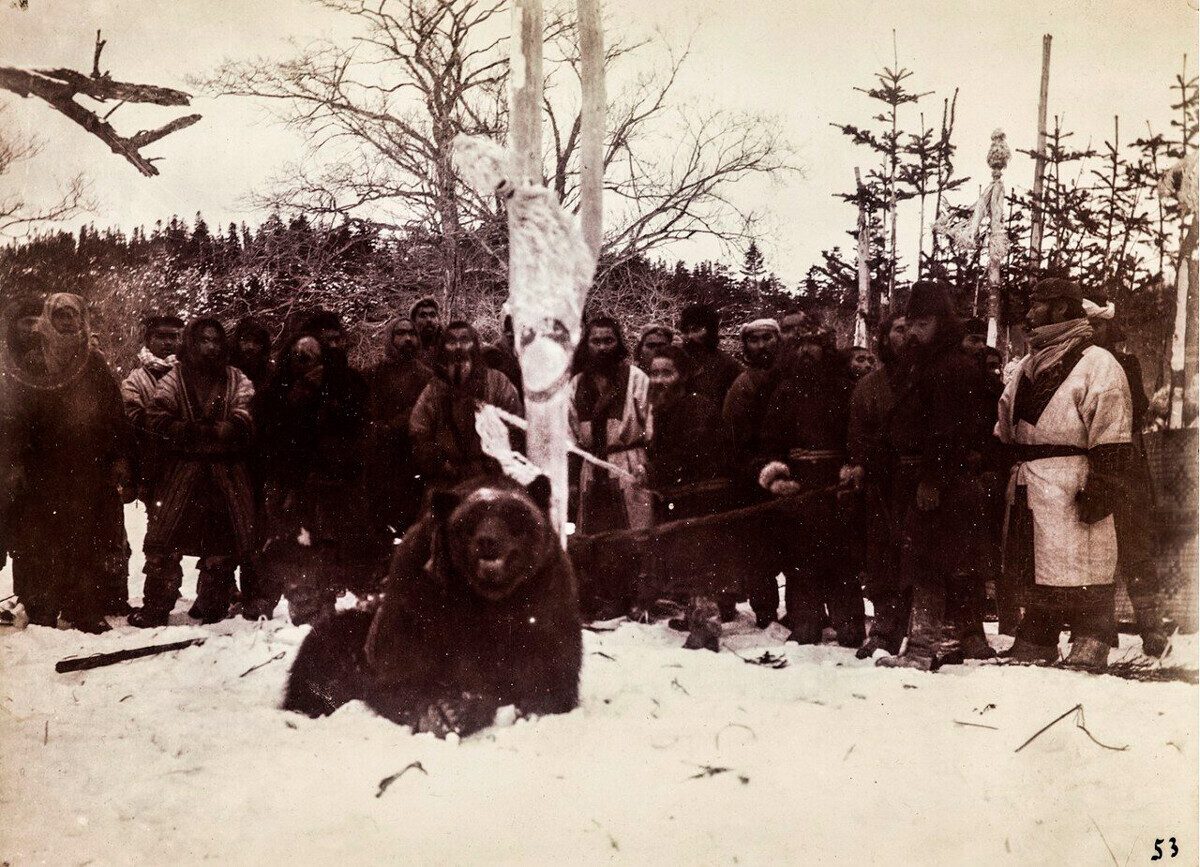 Medvedji praznik domorodnega ljudstva Ainu. Drugi dan.