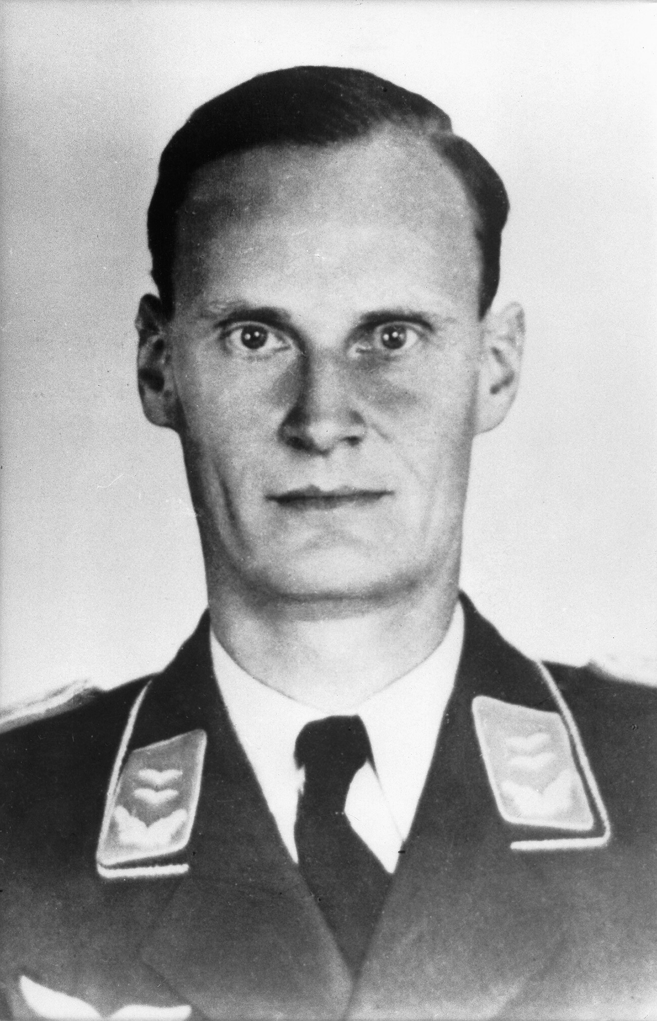 HARRO SCHULZE-BOYSEN (1909-1942). Nemški vojak in odporniški bojevnik. 